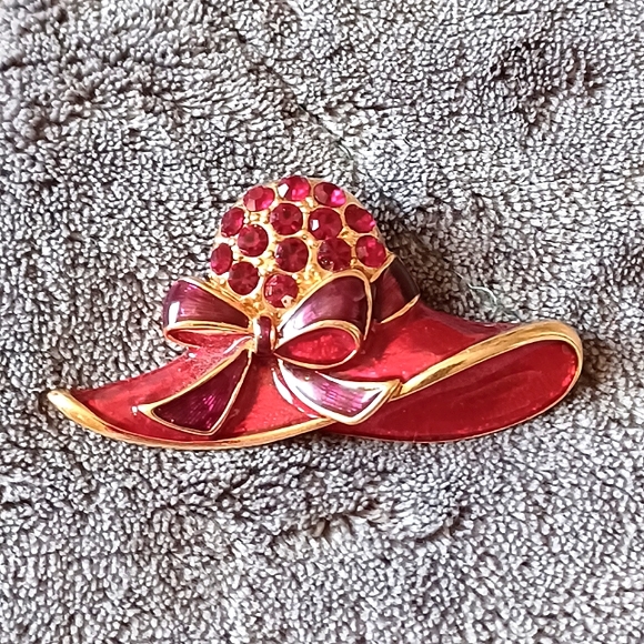 Vntg Red Hat Society Enamel brooch - Picture 1 of 2